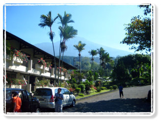 hotel Rosenda met op de achtergrond de Slamet vulkaan